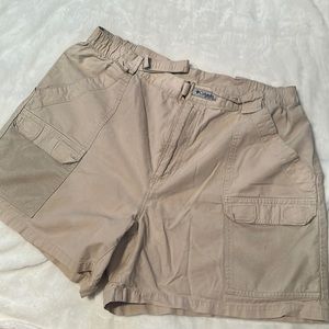 Men’s Columbia PFG cargo cotton shorts. Size XL. Khaki/Cream. 6” inseam.